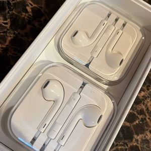 Iphone 6 headphones New 2 pairs Great 4 Commercial Airlines